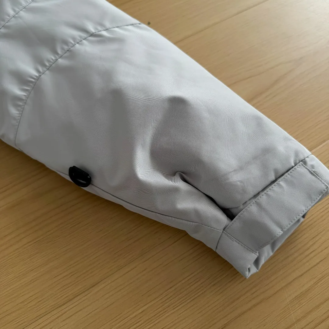 💰P390 Self-photographed. Colleagues please do not pass it off as inferior or stolen pictures! Style number: Y 66-𝗧𝗵𝗲 𝗡𝗼𝗿𝘁𝗵 𝗙𝗮𝗰𝗲｜Japanese version of North Face RETROHIMALAYAN Peak Himalayan Mountaineering Series hooded down jacket ‼ ️Can be recommended! Long-term availability, non-stop supply! Notes on returns and exchanges within 15 days of after-sales arrival: 1: Affecting 2 sales 2: Tag removal 3: Clothes have odor (such as perfume, etc.) These are not supported for returns and exchanges. Others are returned and exchanged normally! 4: If you encounter the wrong goods, wrong size, dirty damage, etc., you can contact online customer service as soon as possible to make up for the return shipping cost [Team studio, physical stall Wholesale customers, group purchasing agents, Internet celebrity supply private chat! 】 -The top original replica version refers to the highest version in China (there is no one). Our products must be high-quality (make a piece of clothing that is ZP when placed in the counter) - Filled with down cotton inside, good fluffiness, excellent thermal insulation effect. One piece is enough in winter. High Quality In Stock, can be recommended as the main product -Customized original waterproof fabric -Three-label accessories, complete accessories, original hardware Fabric: Customized 14D high-strength nylon fabric, thick texture, waterproof fabric, tear-resistant, using ZP consistent single-layer fabric (non-commercial currency contains gallbladder) Embroidery: Japanese Behringer embroidery machine, custom-made 10,000-needle electric embroidery, using imported No. 7 needles and imported embroidery thread, the embroidery is full and three-dimensional, 100% restored to ZP. Accessories: Use original Yoshida YKK zipper, with clear lettering, high weight, and can withstand 100,000 pulls and wear. Drawstring, multi-function buckle, Velcro, washable label, laser anti-counterfeiting, all are original molded 1:1 pairs at the counter, making down cotton woven categories, making an original product with heart, so that every customer has the confidence to introduce to his customers: This is the top replica version in China. Color: Black Gray Size: S M L XL XXL